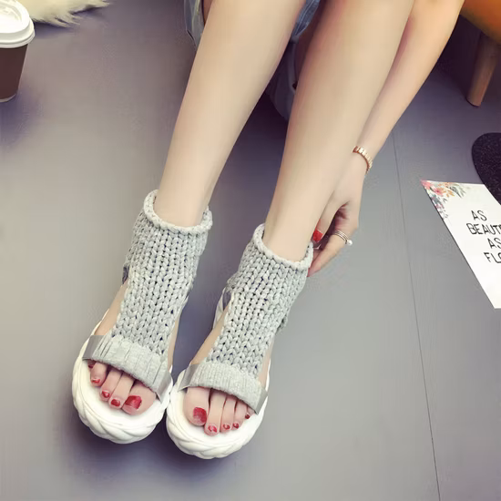 Women′ S Strappy Crisscross Cutout Ankle Strap Buckle Kitten Low Wedge Heel Sandals - Comfortable Esg10587